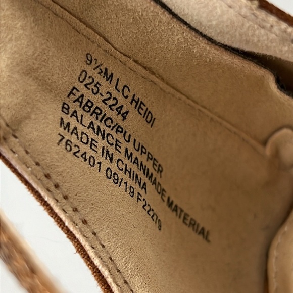 Liz Claiborne HEIDI Pointed Toe Ankle Strap Heels Size 9.5 - Picture 3 of 8